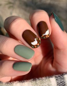 Fall Nails Pastel, Green Nail Inspiration Short, Matte Pumpkin Nails, Nail Designs No Extensions, Outdoor Themed Nails, Gel Nails Ideas Western, Dark Green Fall Nails Designs, Nail Art Detailed, Winter Nails Natural Nail