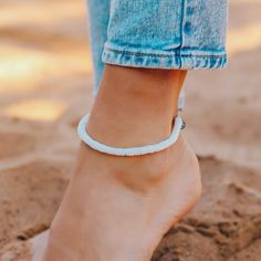 Puka Shell Anklet | Pura Vida Bracelets Beachy Anklets, Cute Anklets, Beachy Jewelry, Summer Anklets, Seaside Style, Pura Vida Bracelets, Puka Shell, Hang Ten, Clay Bead