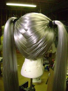 Tutorial to style a non-pigtail wig into a workable pigtail wig, just by criss-crossing the fibers. Cosplay Diys, Wig Tutorials, Wig Tips, Pigtail Wig, Wig Tutorial, Diy Cosplay, Wig Care, God Save The Queen, Wig Styling