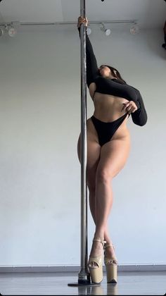 Splits Pose Reference, Street Pole Dancing Photography, Pole Dance Pose Reference, Pole Dancer Reference Poses, Pole Wear Dance Clothing, Pole Dance Outfits Fitness, Pole Outfits Dancers, Pole Dancing Aesthetic Outfits, Plus Size Pole Dancing