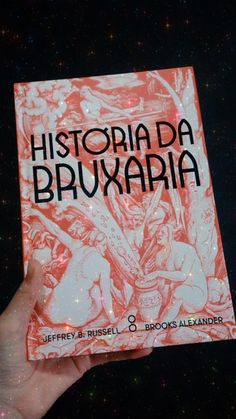 a person holding up a book in front of the sky with stars on it and text reading history da brauvaria