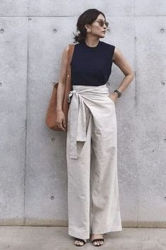 Linen Trousers Outfit, Linen Pants Outfit Summer, Winter Fashion Outfits Dressy, Linen Shirt Outfit, Beige Linen Pants, Pants Outfit Work, Pants Outfit Summer, White Linen Trousers, Linen Outfits