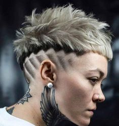 Androgynous Haircut, Undercut Styles, Mens Hairstyles Medium, Undercut Women, Short Hairdos, Haircut Designs, Hair Guide, Makijaż Smokey Eye