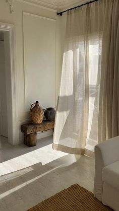 Luxury curtains Linen Curtain Aesthetic, Linen Curtain Ideas, Light Linen Curtains, White Wall Curtain Ideas, Curtain Inspiration Living Room, Room Curtains Bedroom Ideas, Home Video Aesthetic, Curtain Ideas For Bedroom, Curtain Video