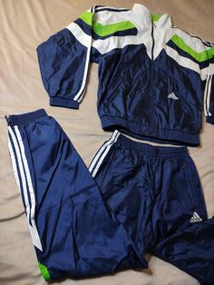 Vintage_ NEW 80s Adidas Tracksiute Pants and Jacket Set Windbreake Jacket Size M This is a beautiful set of Adidas pants and windproof jacket. The set is in perfect condition, like new, looks beautiful with a vibrant green color. I heartily recommend! The outfit is brand new with tags! Size from tag: GB30 / 40 USAM Dimensions: Jacket total length: 70 cm chest 60 cm: in the hips: 62 cm sleeve from the collar: 77 cm Trousers waist: min: 35 max 49 inside leg: 79 cm total length of trousers: 106 cm 80s Adidas, Adidas Hose, Cute Nike Outfits, Adidas Tracksuit, Adidas Windbreaker, Windproof Jacket, Adidas Vintage, 1980s Fashion, New Looks