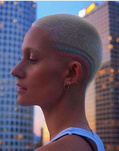 Female Buzzcut Dyed, Buzzcut Art, Shaved Head Art, Buzzcut Dyed Hair, Buzzed Hair Women, Buzz Cut Women