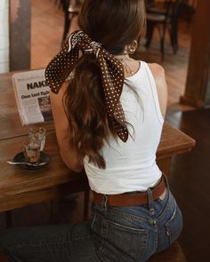 Isabella vitiello | cora reilly Ways To Wear A Scarf, Denim Outfits, Foto Tips, Outfit Jeans, How To Wear Scarves, Vintage Scarf, Date Outfits, 가을 패션, Mode Inspiration