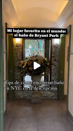 the entrance to an apartment building with flowers on it and text overlaying that reads tips de como encontrar bano bano en ny c'era description