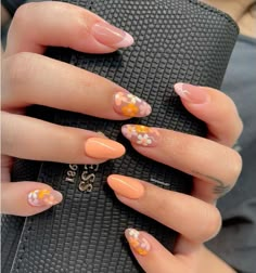 There are great options for nail designs in every season. Snowflakes, seashells, spooky ghosts, or anything in between but Spring is the time for beautiful pastels and elegant little florals. What better way to recover from that winter funk than some happy little pictures on your nails? Design Summer Nails, Nail Designs For Spring, Hawaii Nails, Summer Nails Ideas, Short Gel Nails, Nails Only