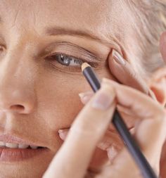 Makeup for Older Women: Eyeliner Secrets Best Skin Serum, Makeup Brown, Eyeliner Tips, Doing Makeup, Face Cream Best, Minimal Makeup