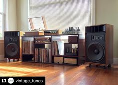 there are speakers and other electronic equipment in the room with wood flooring on the wooden floor