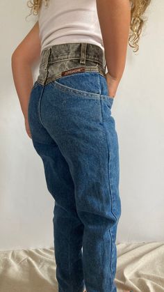 These amazing retro Jordache jeans are tagged a vintage 7 but best fit a modern 5T/6 at largest. They're shown with a snug fit on a size 6 in the photos. These have a 20" waist, 8.5" high rise and 20.5" inseam. They're the perfect little rad two tone statement jeans to complete your little ones trendy wardrobe ✨ (11) Aesthetic 2025, Rockies Jeans, Vintage Gunne Sax Dress, Statement Jeans, Repair Jeans, Jordache Jeans, Western Wear Outfits, Retro Kids, Striped Jeans