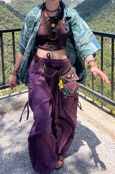 Hippie Pants Outfit, Outfit Silhouettes, Creative Outfit Ideas, Hippy Fashion, Earthy Outfits, Funky Outfits, Swaggy Outfits, Hippie Outfits, Look Vintage