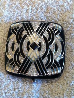 vintage black & white compact. Unfortunately for me (who only likes vintage), Jay Strongwater is alive and making compacts for Estee Lauder. But its beautiful! Black And White Art Deco, White Art Deco, Bijoux Art Deco, Jay Strongwater, Art Deco Vanity, Double Mirror, Black And White Art, Square Art