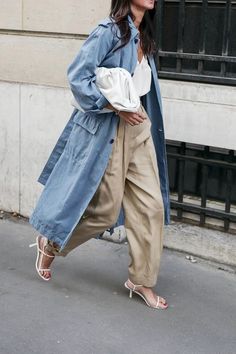 Stylish Spring Outfit, Denim Trench Coat, Denim On Denim, Beige Pants, Bohol, Looks Street Style, Street Style Inspiration, Mode Inspo, Looks Chic