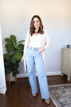 Tips for Wearing Wide-Leg Jeans for Petites - Pumps & Push Ups Wide Legged Jeans Outfit, Outfits With Wide Leg Jeans, How To Wear Wide Leg Jeans, Styling Wide Leg Jeans, How To Style Wide Leg Jeans, Wide Leg Jeans Outfits, Wide Leg Outfit, Petite Style Outfits, Light Color Jeans