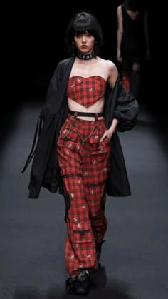 Grunge Runway Fashion, Fashion In England, Goth Runway Fashion, Punk Runway Fashion, Runaway Outfit, Runways 2022, Grunge Runway, Runway Poses, Punk Runway