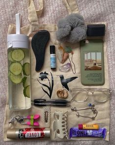 Inside Bag Organization, Inside My Bag Aesthetic, Tote Bag Organization, Travel Bag Aesthetic, Bag Aesthetic School, Purse Must Haves, Bag Tour