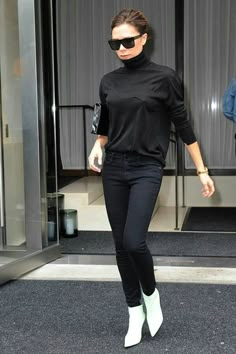 ヴィクトリアベッカム Black Jeans White Boots, Poloneck Winter Outfits, White Pumps Outfit, White Booties Outfit, White Boots Outfit, Colour Clash, Victoria Beckham Outfits, Jfk Airport, Boots Outfit Ankle