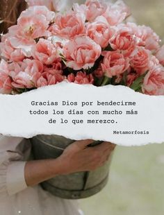 a woman holding a bucket full of pink flowers with a quote above it that reads, oracias dios por benecirme todros