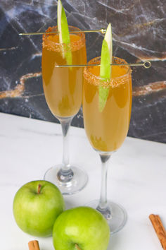 Sip on fall vibes with this Apple Cider Mimosas recipe. A crisp and bubbly twist on a classic, perfect for brunch or festive gatherings! Apple Cider Mimosa Recipe, Cider Mimosa, Cider Mimosas, Apple Cider Mimosa, Mimosa Recipe, Cider Making, Crisp Apple, Brunch Cocktails