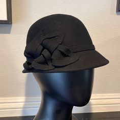 Adorable Wool 1920s Style Flapper Hat In Black With Floral Design On The Side New With Tags Adjustable Roaring 20s Newsboy Hat Women, 1920s Great Gatsby, Wool Cloche Hat, Bucket Hat White, Flapper Hat, Straw Cowboy Hat, 1920s Style, Western Cowboy Hats, Roaring 20s