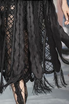 Christian Dior Couture Fall 2019 Fashion Show Details Bob Outfit, Silhouette Mode, Haute Couture Embroidery, Haute Couture Details, Conceptual Fashion, Fashion Silhouette, Dior Haute Couture, Christian Dior Couture