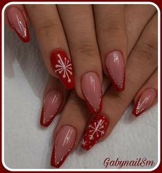 Christmas Gel Nails Almond Shape, Oval Shaped Christmas Nails, Nokti Za Bozic, Red Christmas Nails Coffin, Christmas Nails Coffin Shape, Christmas Nails Almond Shape, December Nails Red, Christmas Nails Acrylic Coffin, Coffin Ombre