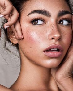 Freckles Makeup, Fake Freckles, Simple Everyday Makeup, Faux Freckles, Makeup Tip, Summer Makeup Looks, Glow Skin, Make Up Looks, Photo Makeup