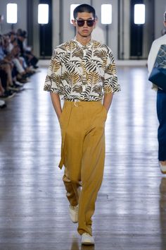 Spring18 Masc Fashion, Cerruti 1881, Tropical Fashion, Super Outfit, Men Spring, Clothes For Men, Latest Mens Fashion, Tropical Pattern, Mens Fashion Summer