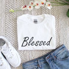 Beautiful Logo T-Shirt Made Of 100% Cotton Be Blessed And Feel Blessed. White Crew Neck T-shirt With Lettering, Trendy White T-shirt With Lettering, White Spring T-shirt With Lettering, White Lettering T-shirt For Spring, White Trendy Tops With Lettering, Trendy White Tops With Lettering, Simple White Tops With Text Print, Simple White Top With Text Print, Simple Letter Print T-shirt For Spring