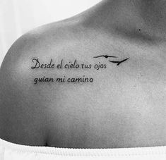 a woman with a tattoo on her shoulder that reads desse el celebusos o's guan mi camino