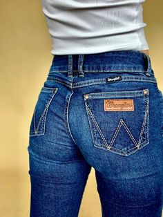 Wrangler Anna Bootcut Retro Fit with Mid Rise 91% Cotton 8% Polyester 1% Elastane Wrangler Jeans Aesthetic, Cowgirl Outfit Ideas, Wrangler Butts, Wrangler Jeans Women's, Short Uggs, Western Boutique, Modern Western, Retro Fits