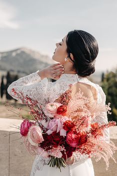 La mariée et son bouquet Cranberry And Blush Wedding, Pink Red Wedding, Rose 2022, Fuschia Wedding, Pink And White Weddings, Wedding Bouquets Bride