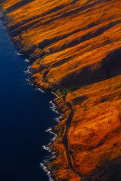 Discover the breathtaking beauty of Maui, United States 🌴✨. From stunning beaches to lush rainforests, Maui offers a perfect escape for nature lovers and adventure seekers. Explore the island’s rich culture, delicious cuisine, and incredible outdoor activities. Start planning your dream vacation to this Hawaiian paradise today! #Maui #Hawaii #TravelGoals #BeachVibes #NatureLovers 🌺🏝️ Iphone 11 Wallpaper, Iphone 6s Wallpaper, 11 Wallpaper, Lock Screen Backgrounds, Background Search, Hawaii Pictures, Name Wallpaper, Aerial Photography, Lock Screen