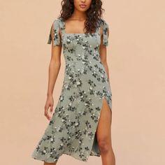 As Seen On Show “Tell Me Lies”. I Purchased It But Haven’t Worn It Yet So Willing To Let Go For A Certain Price Twilight Dress, Wedding Gown Simple Elegant, Wedding Gown Simple, Midi Wrap Dress, Reformation Dress, Reformation Dresses, Silk Midi Dress, Petite Dresses, Floral Midi Dress