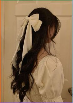 4C hair is lustrous and thick. Whether you wear it straight or curly, it can be on trend and beautiful. So, click on this link to find out how to style it. Black White Hair, Mackenzie Foy, White Hair Bows, Bow Hairstyle, Ribbon Hairstyle, Wattpad Covers, Hair Ribbon, Academia Aesthetic, Wide Pants