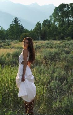 Country Side Photoshoot Ideas, Alaska Senior Pictures, Cute Country Photoshoot Ideas, White Dress Field Photoshoot, Pasture Photoshoot, Flowy Poses, Folk Photoshoot, Southern Aesthetic Country, Floral Dress Photoshoot