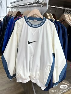 Vintage Clothes Nike, Retro Nike Tops For Streetwear, Aesthetic Hoodies, 2000s Outfit, Mens Trendy Outfits, Tumblr Outfits, Guys Clothing Styles, Warm Weather Outfits, Street Fashion Men Streetwear