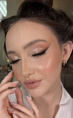 Descubra dicas e truques infalíveis para garantir que sua maquiagem permaneça intacta durante todo o dia ou noite. Machiaj Smokey Eyes, Classy Makeup, Glam Wedding Makeup, Engagement Makeup, Formal Makeup, Smink Inspiration, Glam Makeup Look