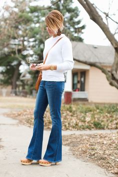 White Sweater Outfit, Preppy Fall Outfits, Clogs Outfit, Oversized Sweater Outfit, Cozy Oversized Sweaters, Preppy Fall, Fall Jeans, Fall Winter Outfits, Flare Jeans