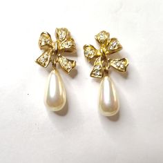 VINTAGE ROMAN EARRINGS FAUX PEARL RHINESTONE BOW GOLD TONE DROP DANGLE 1940 Jewelry Style, Vintage Gold Pearl Drop Earrings, Vintage Metal Earrings With Rhinestones, Luxury Vintage Pearl Drop Earrings, Roman Earrings, 1950s Pearl Earrings, Vintage Pearl Drop Clip-on Earrings, Rhinestone Bow, Jewelry Style