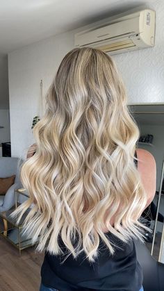 Medium Blonde To Light Blonde Balayage, Curled Long Blonde Hair, Hair Styles With Curls, Blonde Balayage With Highlights, Curled Hair Blonde, Summer Blonde Hair With Lowlights, Long Blonde Highlights, Blonde Hair Curled, Blonde Curled Hair