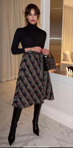 Winter Midi Skirt Outfit, Midi Skirt Outfit, Stylish Winter Outfits, Chic Coat, Sophisticated Outfits, Cozy Winter Outfits, Office Outfits Women, Looks Street Style, Winter Skirt