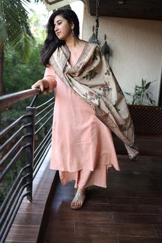 Simple Suit, Indian Kurtis, Indian Kurti Designs, Trendy Outfits Indian, Kurtas For Women, Simple Kurta Designs, Simple Kurti Designs, Travel India