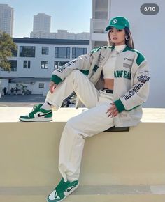 White Streetwear Outfit, Different Body Sizes, Celebrity Brides, Jacket Varsity, Unconventional Wedding, Classy Casual Outfits, Easy Trendy Outfits, Friends Show