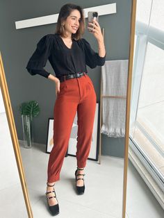 Calça roberta marrom, blusa naomi preta