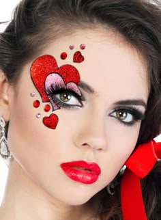 Heart make up Queen Of Hearts Makeup, Mekap Mata, Face Painting Easy, Kids Face Paint, Valentines Day Makeup, Valentines Makeup, Red Makeup