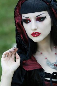 Gothic Mode, Vampire Makeup, Witch Moon, Gothic Women