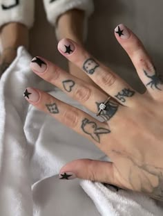 Masc Lesbian Nails Ideas, Short Graphic Nails, Short Nails Edgy, Short Masc Nail Designs, Short Edgy Nails, Short Alt Nails, Masculine Nails